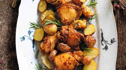Cosce di pollo alla birra con patate al rosmarino