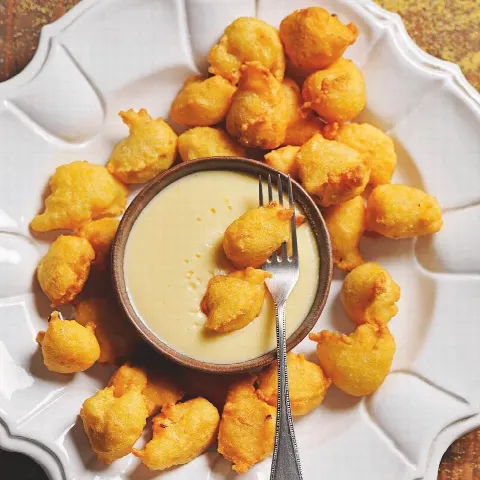 Frittelle di mais alla birra con fonduta di formaggio
