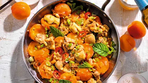 Bocconcini di pollo alla birra bionda con cipollotti, albicocche, lime, menta e arachidi