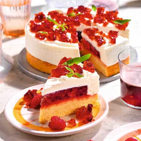 Torta paradiso con crema al formaggio, lamponi e gelatina alla birra